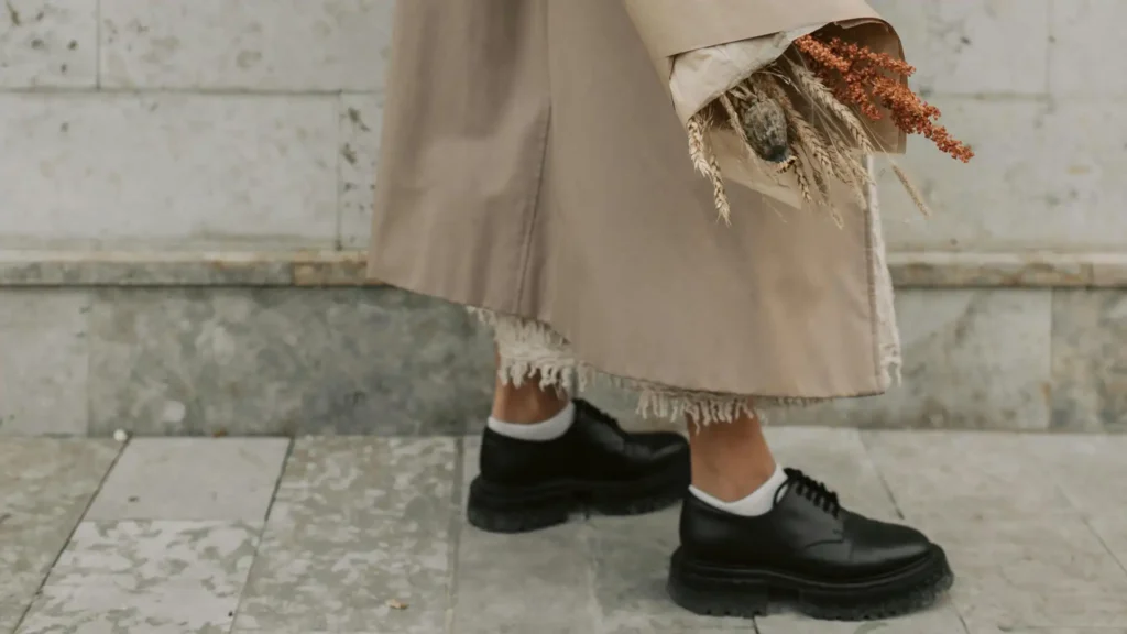Wear shoes with a Trench Coat